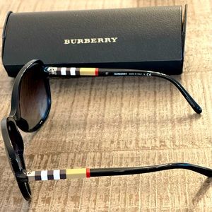 New Burberry sunglasses for women but no tag